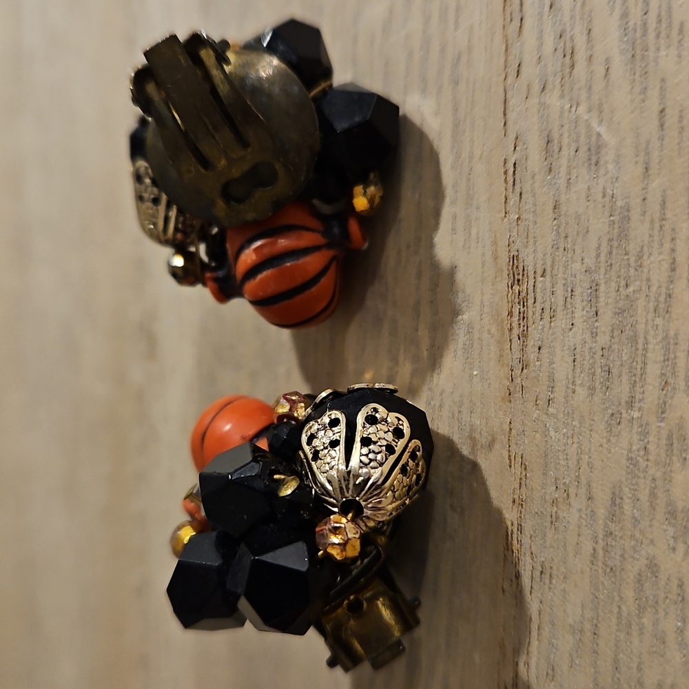 Vintage Beaded Cluster Striped Orange and Black Clip-On Earrings Gold Tone - Picture 5 of 6